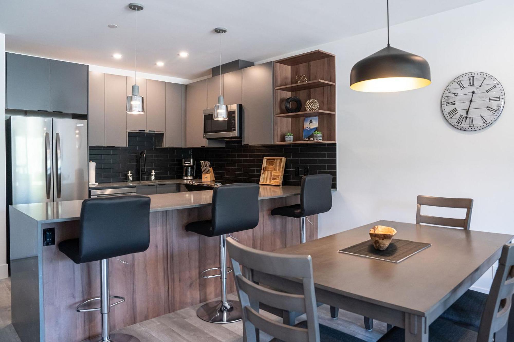 شقة Alpine Haven By Revelstoke Vacations المظهر الخارجي الصورة